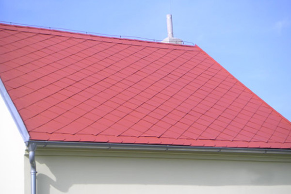 Malíř natírá okenní rám v rámci renovace interiéru